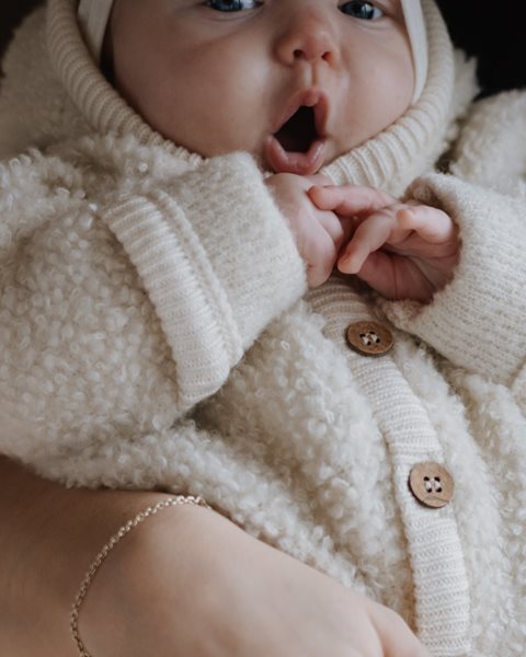 Bouclé-galli úr merinoull með hettu | Off white