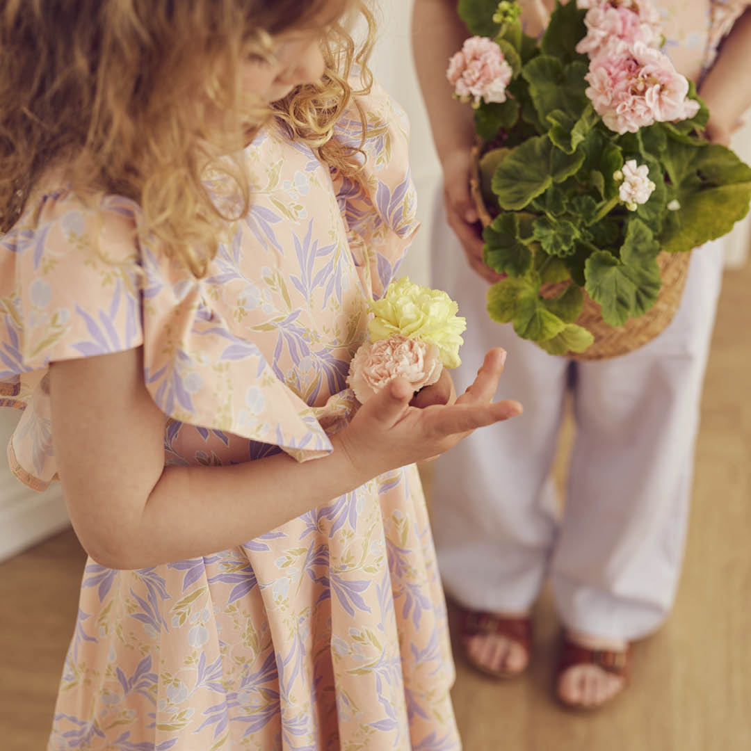 PEONY Kjóll með pífum og blómamynstri | Peach