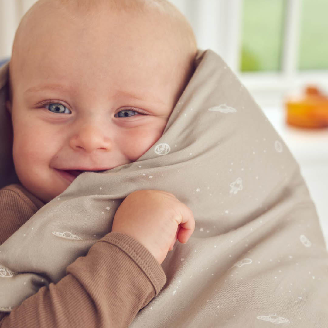 Barn í Cozy Me riffluprjónuð síðerma samfella í litnum Valhneta