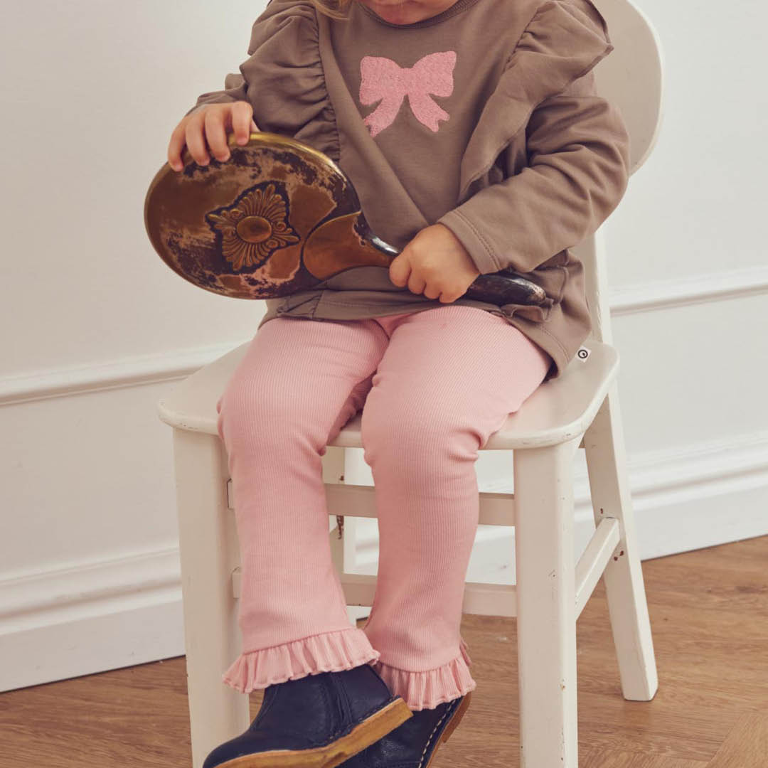 Barn í Cozy Me riffluprjónaðar leggings með pífum í litnum Fölbleikur