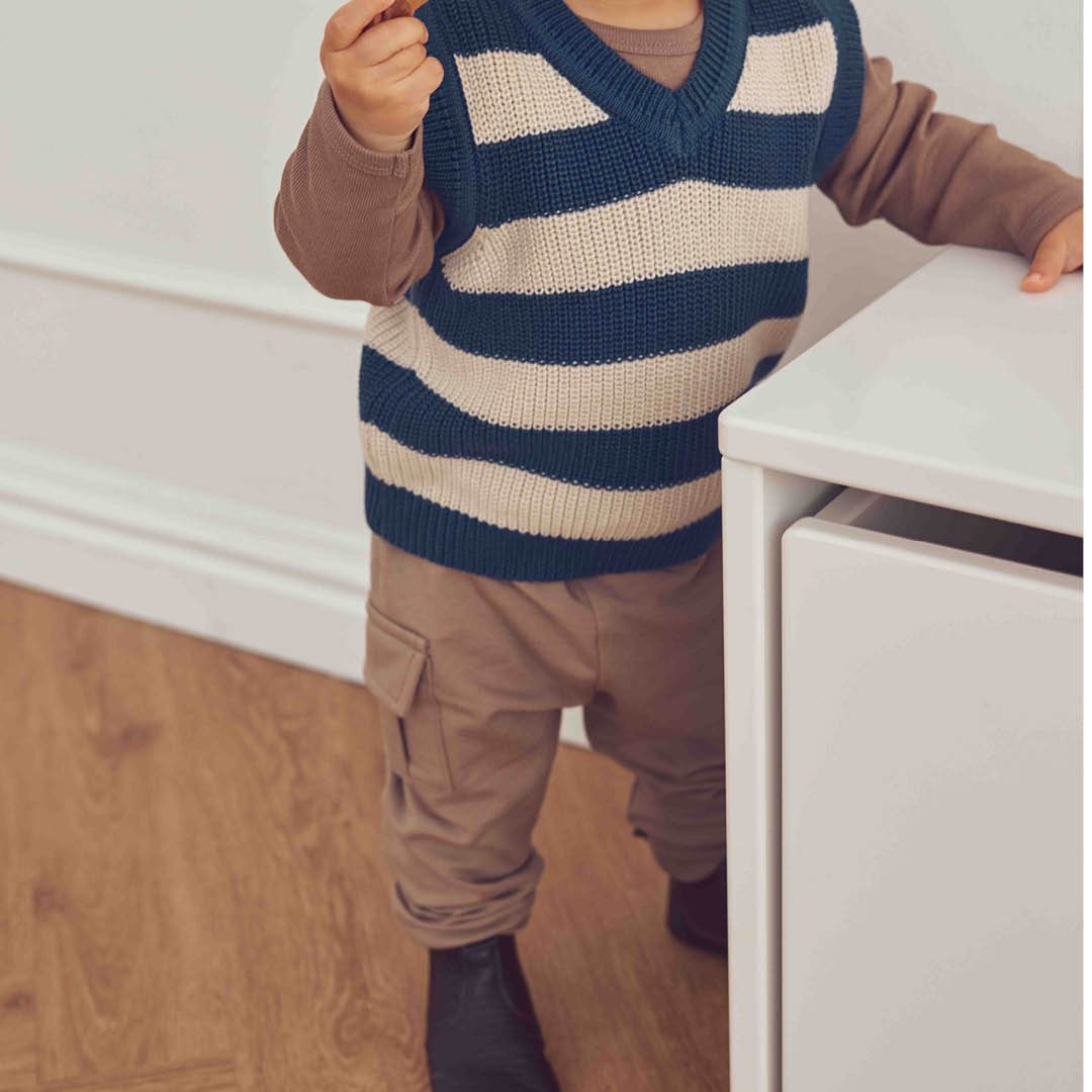 Barn í Cozy Me cargobuxur fyrir ungabörn í litnum Valhneta