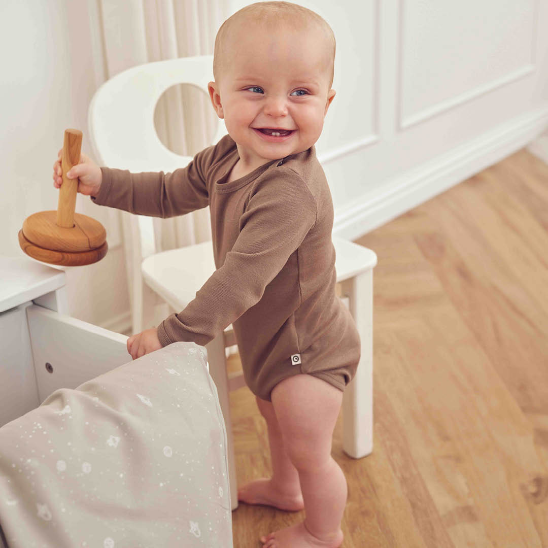 Barn í Cozy Me riffluprjónuð síðerma samfella í litnum Valhneta