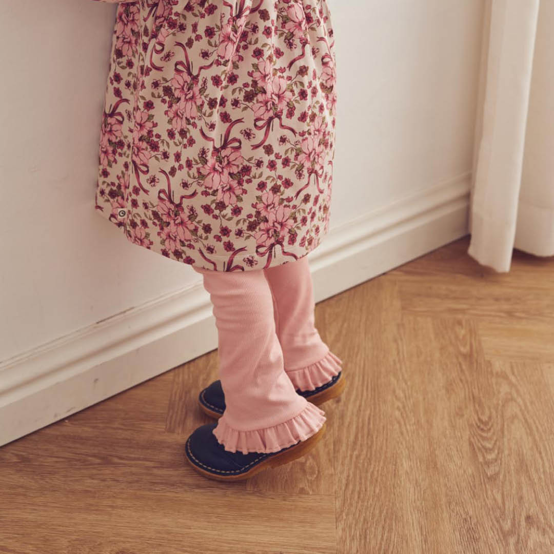 Barn í Cozy Me riffluprjónaðar leggings með pífum í litnum Fölbleikur