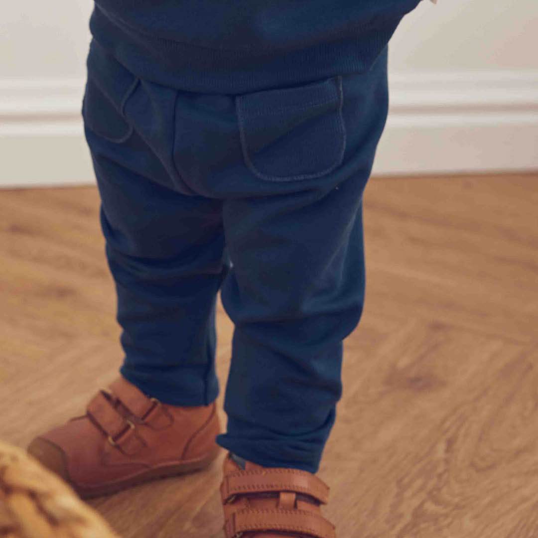 Barn í Cozy Me mjúkar vasabuxur fyrir ungabörn í litnum Dökkblár