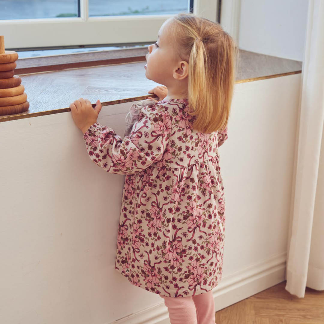 Barn í Bouquet síðerma samfellukjóll með pífum í litnum Eik / fölbleikur / barokkbleikur