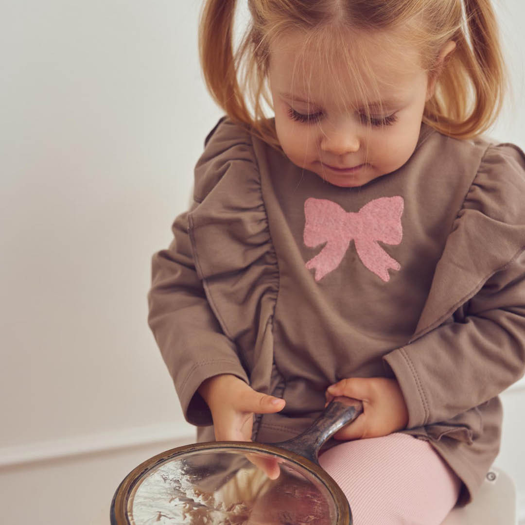 Barn í Cozy Me peysa með slaufu og pífum fyrir ungabörn í litnum Valhneta