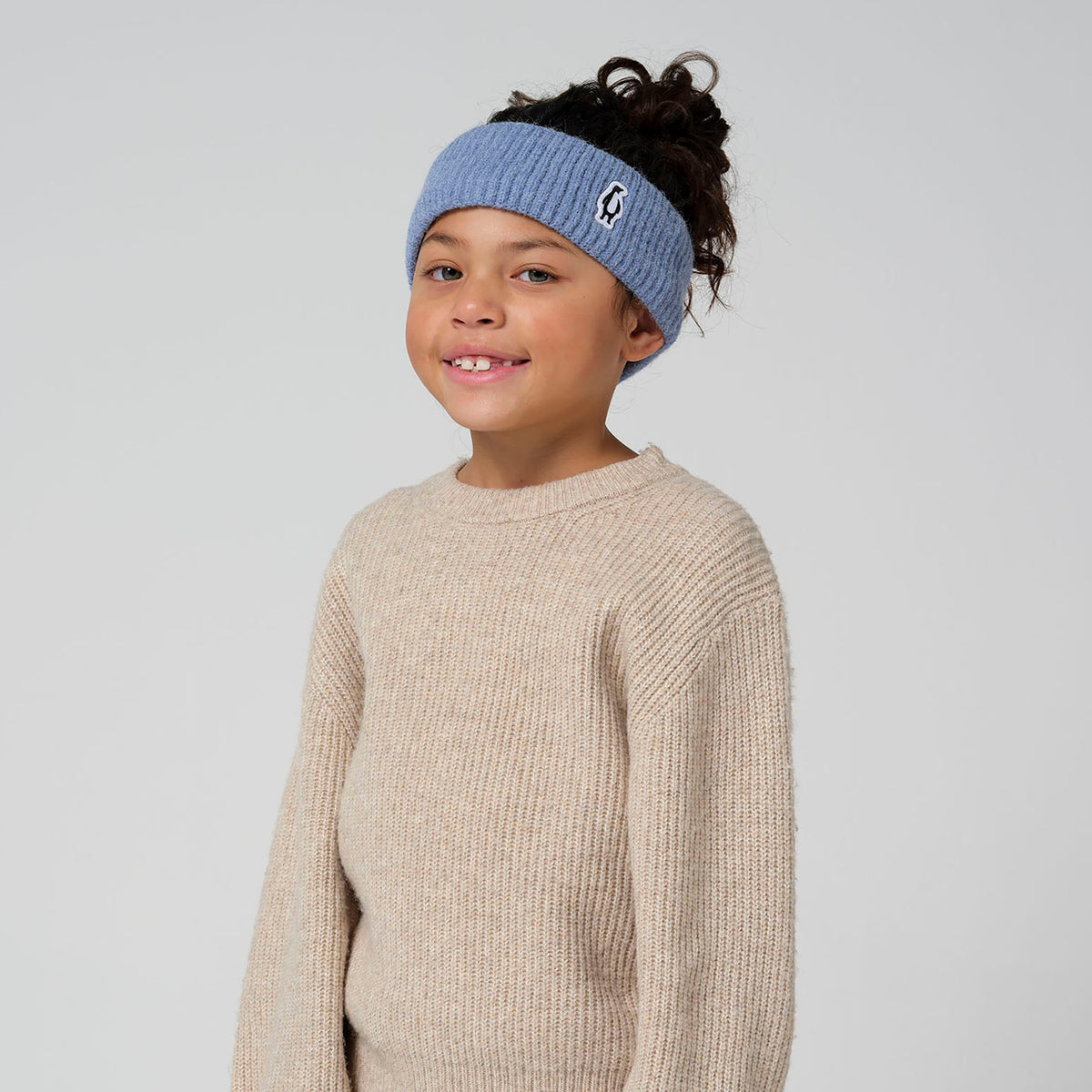BABY DRAGON Prjónað hárband | Light Denim Blue – stúdíómynd 1