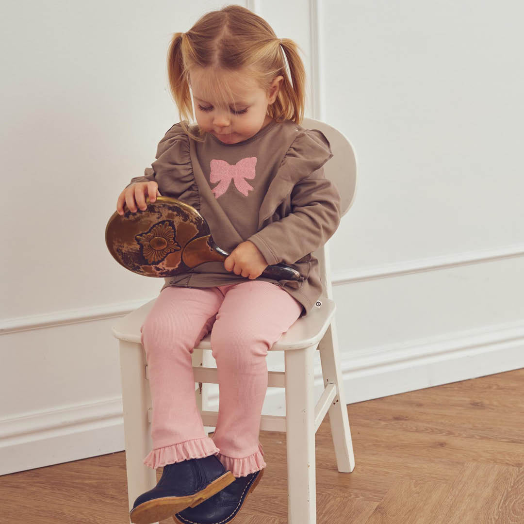 Barn í Cozy Me riffluprjónaðar leggings með pífum í litnum Fölbleikur