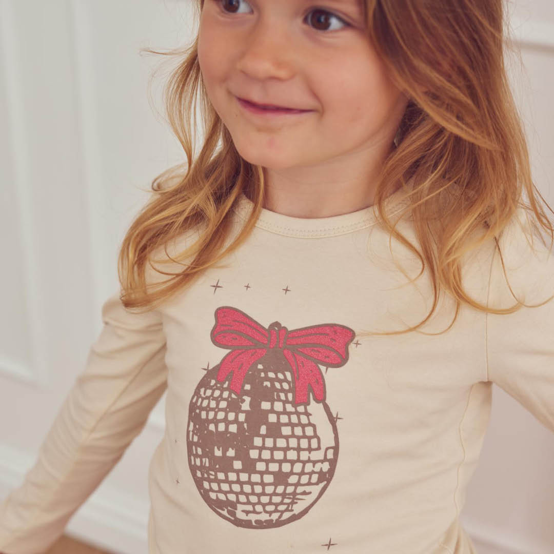 Barn í Cozy Me síðerma bolur með diskókúlu í litnum Eik